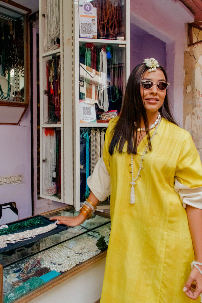 Al Rihla at the Johri Bazaar with Cocoa and Jasmine – ecru